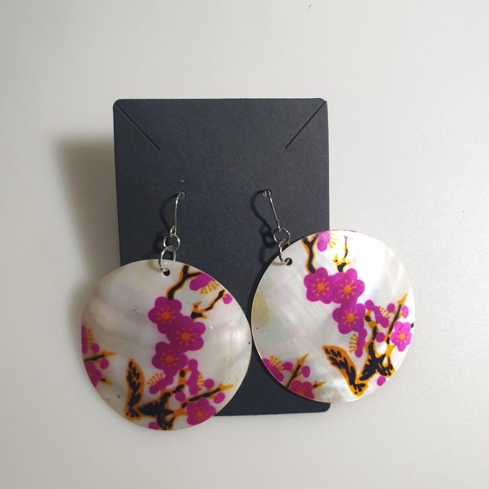 Large Round Mother Of Pearl Dangle Earrings Pink Floral Print Fishhook Boho - Picture 6 of 7